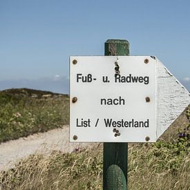 Signpost in Kampen on Sylt by Norbert Sülzner