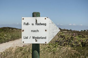 Signpost in Kampen on Sylt by Norbert Sülzner