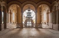 Cage d'escalier dans le casino. par Roman Robroek - Photos de bâtiments abandonnés Aperçu