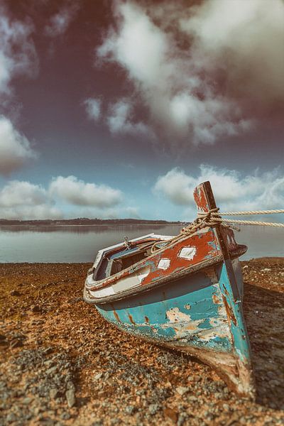 Bateau rustique, vieux et usé par les intempéries dans l'enchanteresse baie de Seixal, au milieu d'un paysage côtier portugais par SPJE ART
