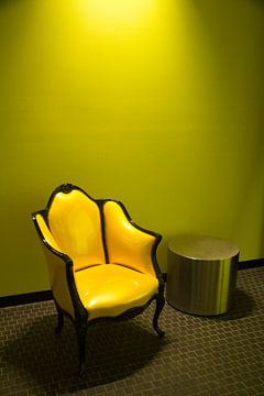 Yellow Chair van Daisy Gilyamse