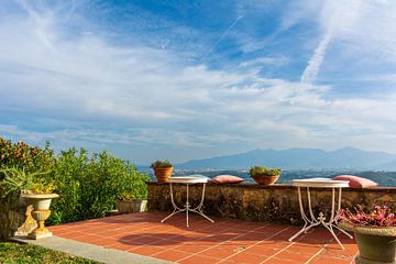 Zonnig balkon over Toscane van Mark Scholten