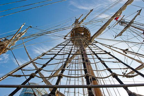 Hamburg - Zicht op de tuigage van een zeilschip in de haven
