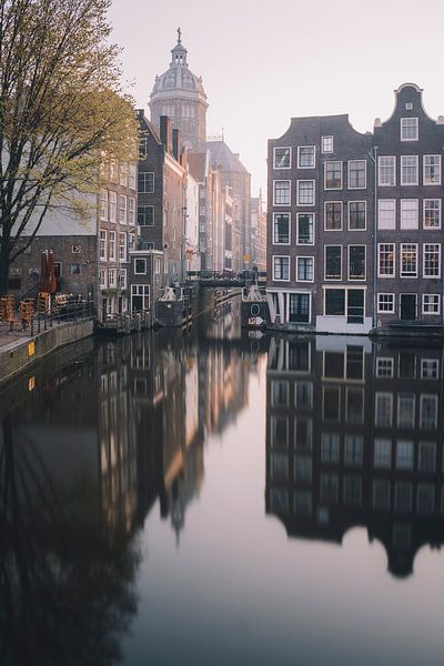 Amsterdam - grachtenpanden met St Nicolaaskerk van Thea.Photo
