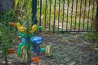 Vélo pour enfants dans une ferme abandonnée