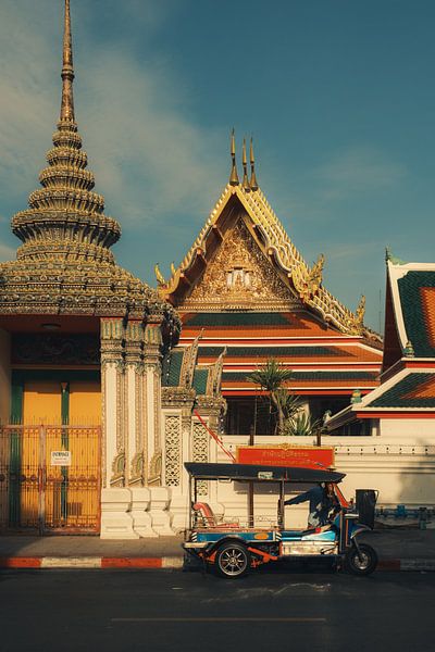 Tuk tuk in front of a temple: Bangkok in the morning light by NZME Photography