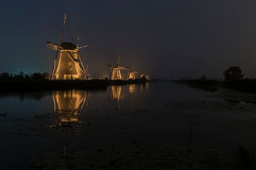 Mistig verlicht Kinderdijk