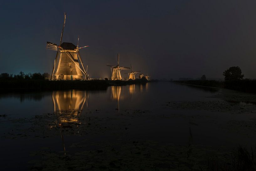 Mistig verlicht Kinderdijk van Jan Koppelaar