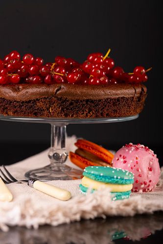 Nourriture, gâteau au chocolat avec des baies rouges