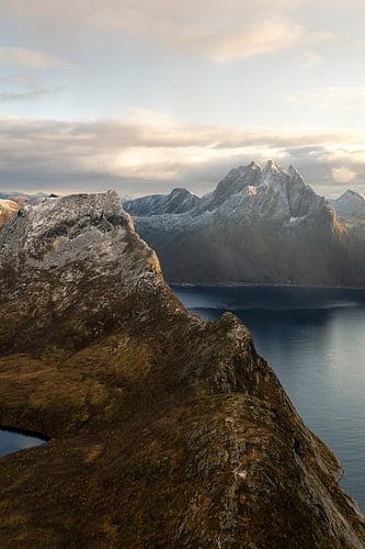 Der Blick von der Straße auf den Gipfel von Segla in Norwegen