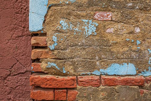 Abstract wall: Colour, chaos and character - the city as canvas by Silvia Thiel
