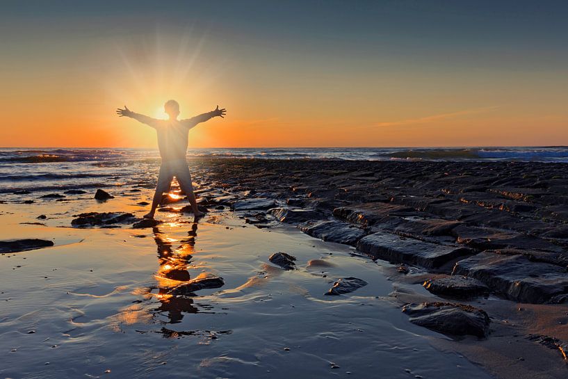 zonsondergang achter een jongen op het strand van gaps photography