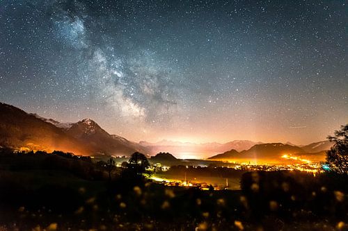 Melkweg en sterrenhemel in de Oberallgäu met uitzicht op de Rubihorn, slotkerk St. Michael en O