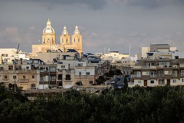 Lumière du soleil sur l'église paroissiale St Mary à Dingli Malte