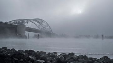 Van Brienenoord-Brücke im Nebel  von Jeroen van Dam