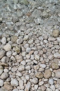 Klares Meerwasser fließt über weiße Steine 3