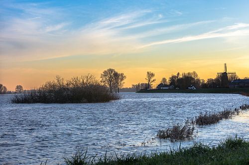 Hoog water bij IJssel, Welsum