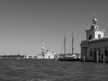 Monochroom beeld van het Canal Grande in Venetië