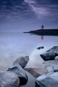 Leuchtturm am Hafeneingang von Stavoren beim IJsselmeer  von Sjoerd van der Wal Fotografie