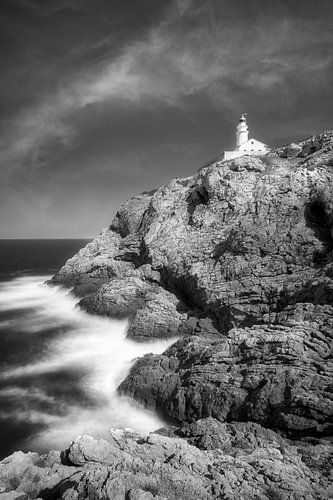 De vuurtoren van Capdepera op het eiland Mallorca. Zwart-wit beeld.