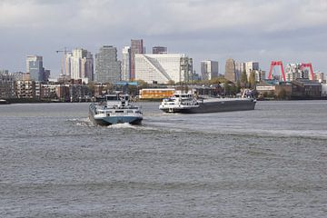 Binnenvaartschepen in Rotterdam van Travelled4u