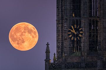 Lange Jan church tower in Amersfoort with the full moon by Albert Dros