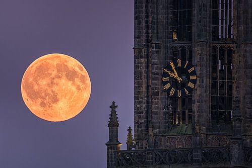 Lange Jan church tower in Amersfoort with the full moon