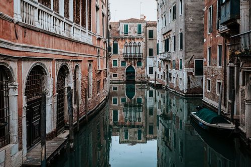 Het is stil in prachtig kleurrijk Venetië, Italië