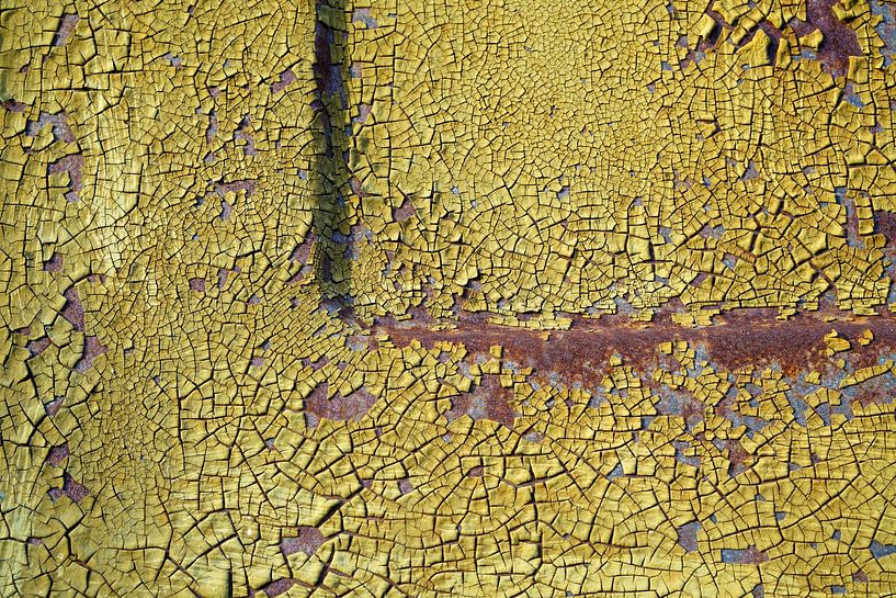 abblätternde grüne Farbe auf rostigem Metall von Heiko Kueverling