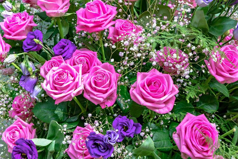 Boeket met roze en blauwe rozen en gipskruid van Dieter Meyer