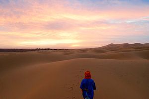 Sunrise in the desert van Annemieke Linders