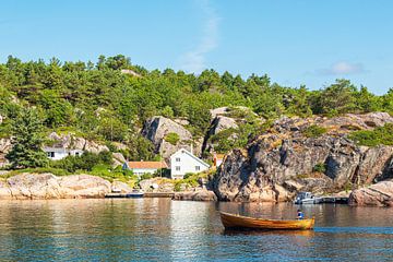 Boat off the archipelago island of Monsøya in Norway by Rico Ködder