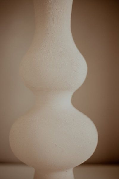 Stilleven met zandkleurige bubbel vaas van Melanie Schat