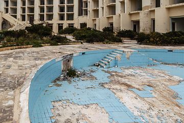 vervallen zwembad en hotel op Malta van Eric van Nieuwland