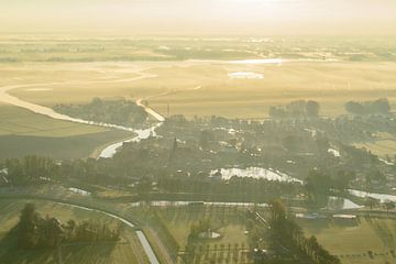 Luftaufnahme über den Sonnenaufgang über Blokzijl Dorf in Overijssel von Sjoerd van der Wal Fotografie