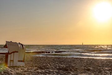 Strandkörbe stehen im Sonnenuntergang auf einem Badestrand an der Ostsee mit Meer und klarem Himmel von Hans-Jürgen Janda