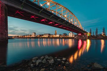 John-Frost-Brücke während des blauen Abends in Arnheim - Niederlande von Jolanda Aalbers