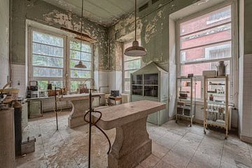 mortuarium oefen kamer in verlaten school van Ivana Luijten