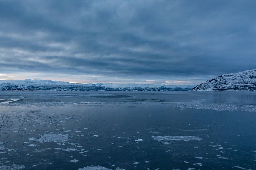Mountains by the lake in Norway | Nature Photography by Nanda Bussers