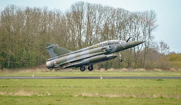 Take-off met naverbrander van Franse Mirage 2000D. van Jaap van den Berg