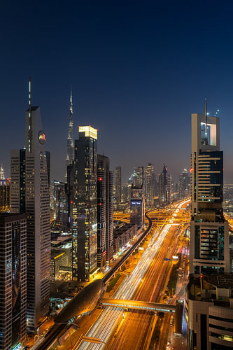 Wolkenkrabbers langs Sheikh Zayed Road bij nacht