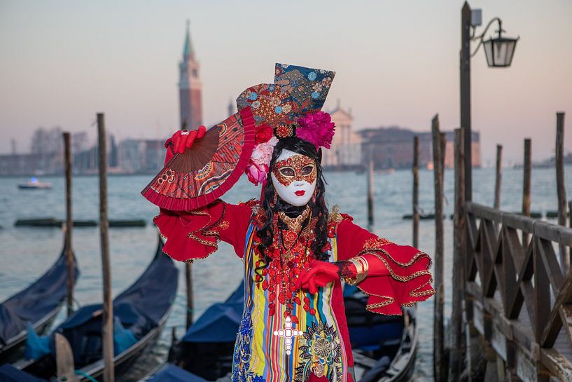 Carnaval de Venise - Danseuse espagnole devant les gondoles de la place Saint-Marc par t.ART