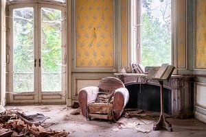 La chaise abandonnée dans le coin. sur Roman Robroek - Photos de bâtiments abandonnés