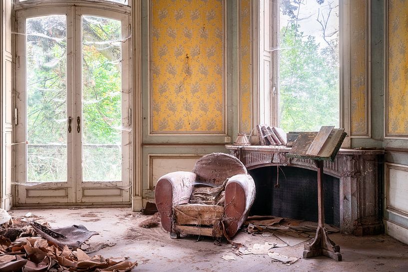 Verlassener Stuhl in der Ecke. von Roman Robroek