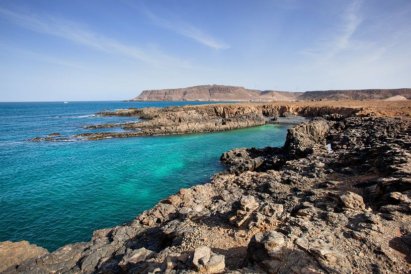 Rugged rocky coastline of Sal Rei on Boa Vista by Peter de Kievith Fotografie