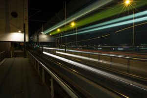 Amsterdam by Night - Moving Tram sur Dennis van Berkel