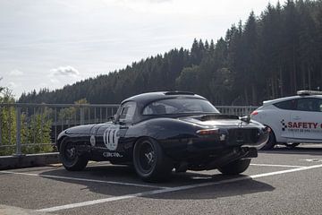 Jaguar E-type in Spa-Francochamps van The Wandering Piston