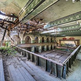 Salle de bal en ruine sur Matthis Rumhipstern