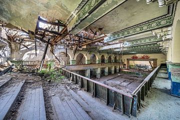 Ballroom in ruins by Matthis Rumhipstern