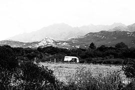 Schwarz-Weiß-Fotografie: Verlassener Bus in Korsika von Sara-Lena Möllenkamp